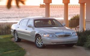 Used Lincoln Town Car (2004)
