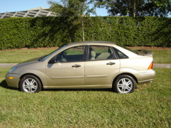 Ford Focus SE Pictures