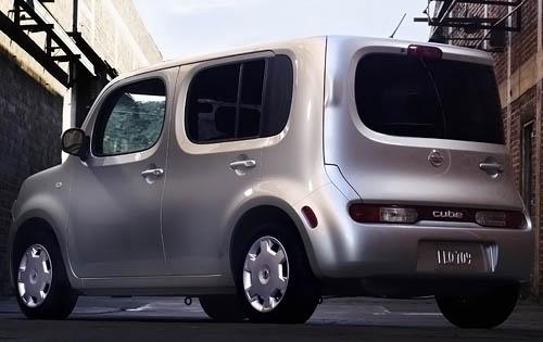 2010 Nissan Cube SL rear view