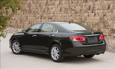 2011 Lexus ES350 rear view