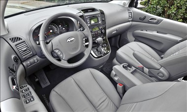 2011 Kia Sedona interior