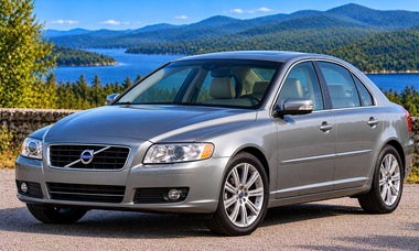 2013 Volvo S80 luxury sedan